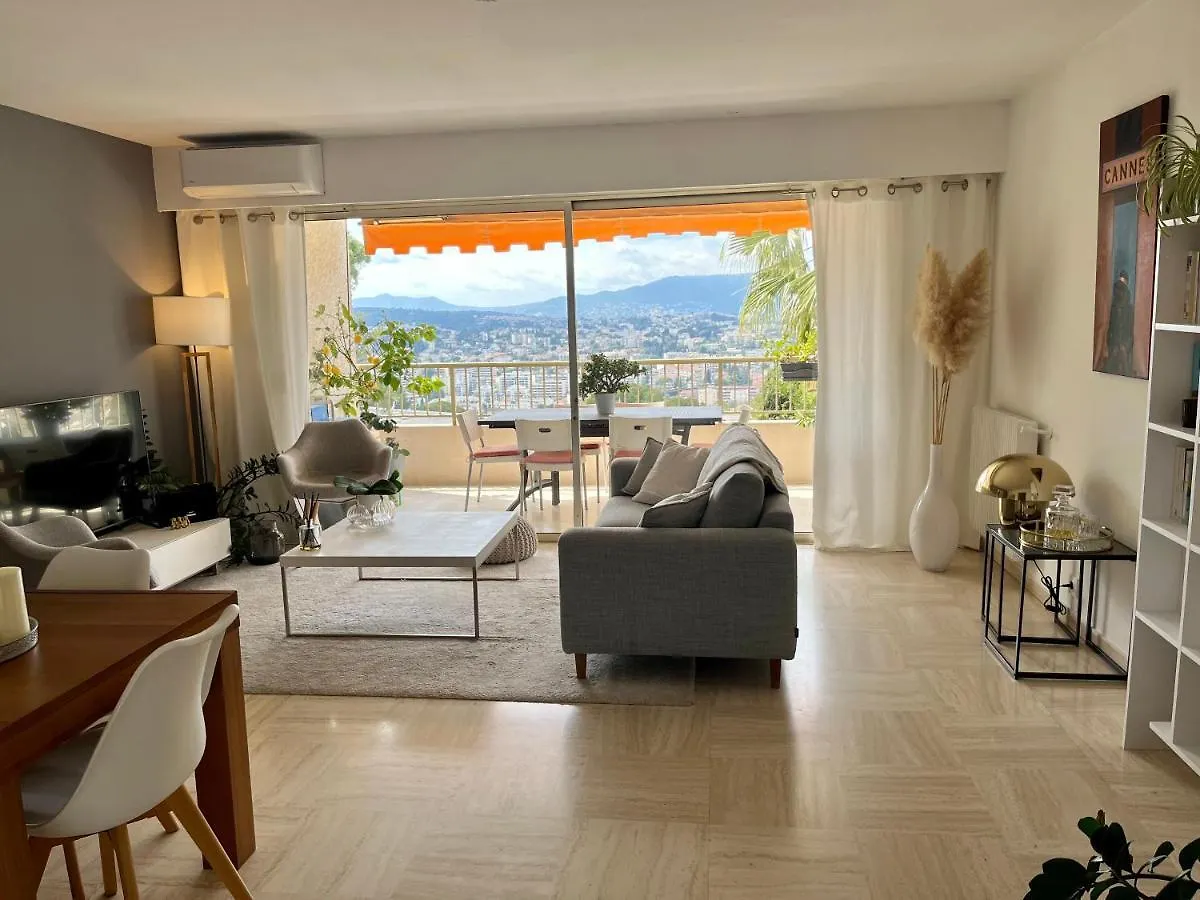 Au Calme, Dans La Verdure, Vue Panoramique Sur Cannes Le Cannet Francie