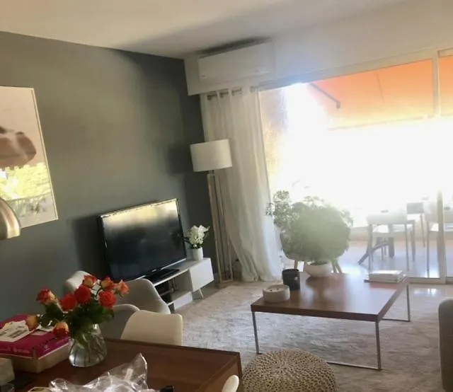 Au Calme, Dans La Verdure, Vue Panoramique Sur Cannes Le Cannet